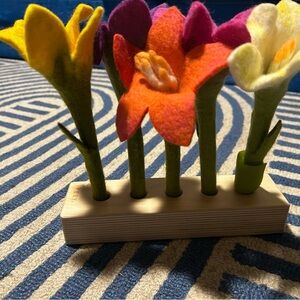 Lovevery Felt Flower Set - Multicolor